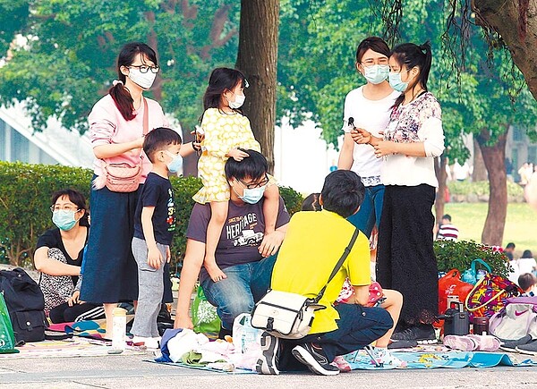 上周末全台景點仍湧現人潮，肺炎疫情再現警報，新北市長侯友宜19日表示，「只要人一多，該封的一定會封」。（陳信翰攝）