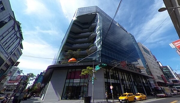 海軍敦睦艦隊磐石艦有3名官兵曾到訪過桃園3處,包含統領百貨誠品書店。圖/翻攝Google Maps