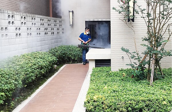 社區環境定期消毒,才能根治且杜絕蚊蟲入侵破口。示意圖/取自消毒業者官網