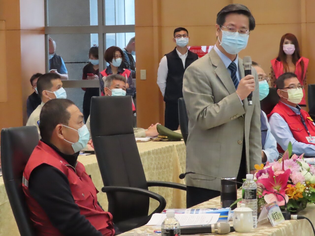 疫情指揮中心專家諮詢小組召集人張上淳(右)指出,若沒有疫苗出現之前,還沒辦法很快完全恢復到正常生活。記者王敏旭/攝影