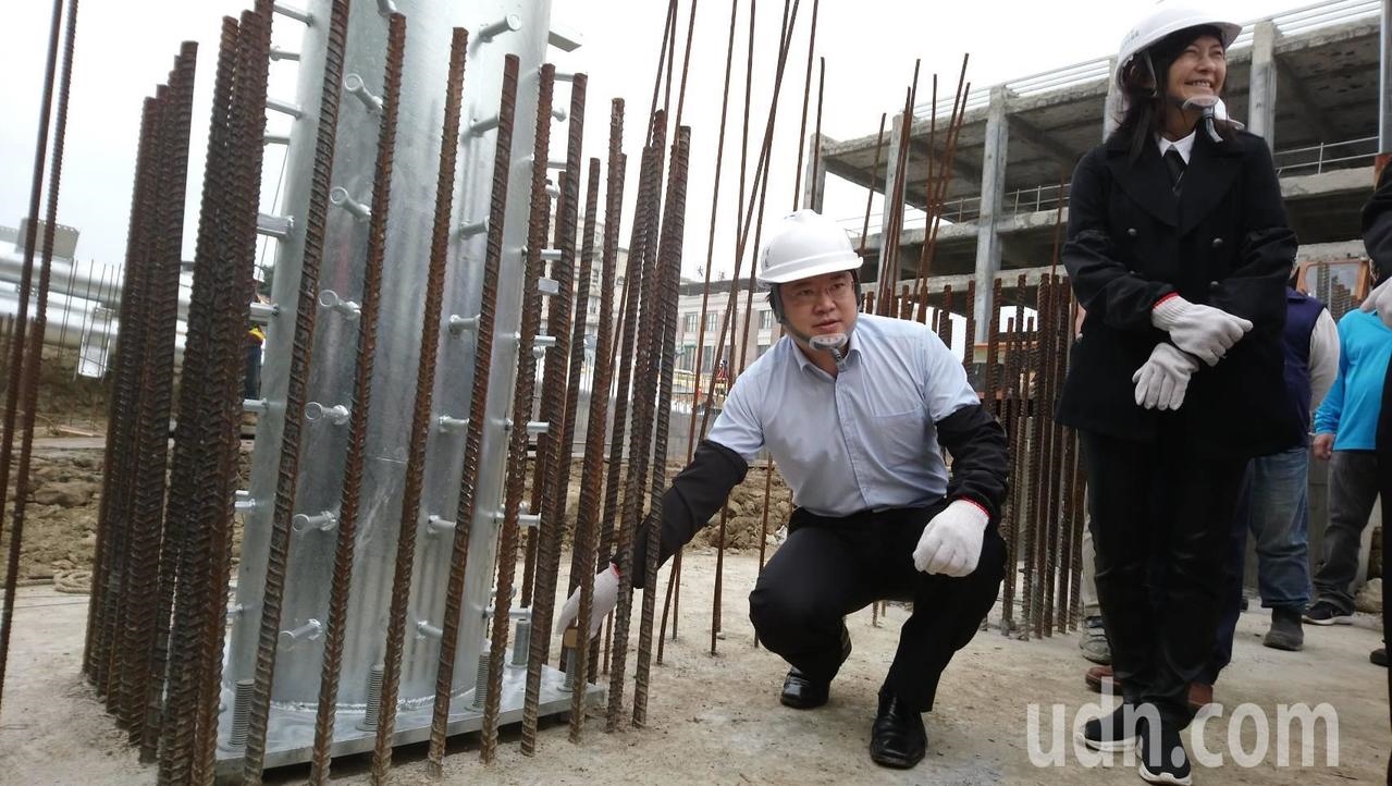 基隆市長林右昌（左）今天到城際轉運站工地，象徵性的鎖固第1個鋼構螺栓時說，「這是歷史性的一刻」。記者邱瑞杰／攝影