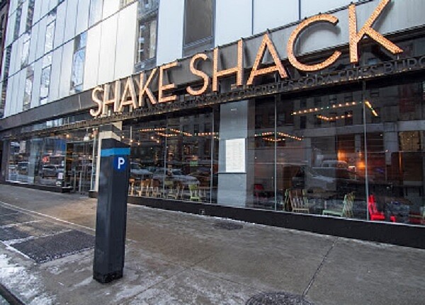 稱霸紐約市的漢堡連鎖店「Shake Shack」於4月10日，透過聯邦政府的薪資保護貸款計畫(Paycheck Protection Program)，申請獲得1000萬元的貸款，卻在17日宣布讓1000名員工放無薪假，引發外界譁然。圖／截自google maps