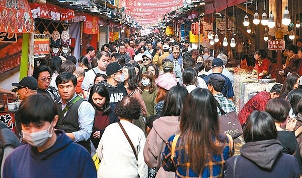 敦睦艦隊磐石艦確診24名新冠肺炎案例確診前曾經進入社區,中央流行疫情指揮中心授權各地方政府自行公布足跡。圖/聯合報資料照