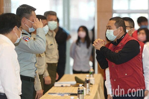 新北市長侯友宜(右)向出席的官兵拱手致意。記者侯永全/攝影