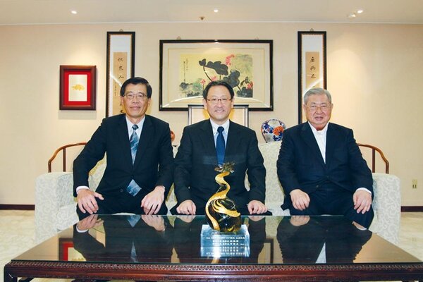 和泰汽車總裁蘇燕輝（右）與日本豐田關係深厚，豐田汽車社長豐田章男（中）2012年來台，專程來拜會蘇燕輝與和泰車董事長黃南光（左）。圖／業者提供