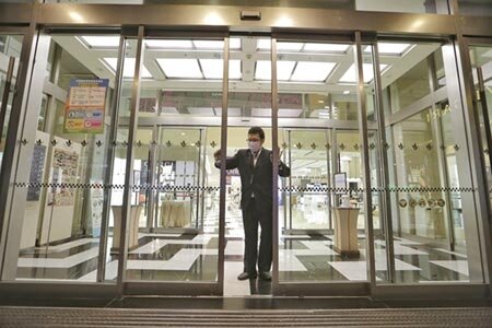 漢神巨蛋、新光三越台南新天地店與左營店、台南南紡購物中心、義大購物廣場、屏東環球購物中心與桃園統領等高達7家百貨商場停業擴大消毒。圖/本報資料照片