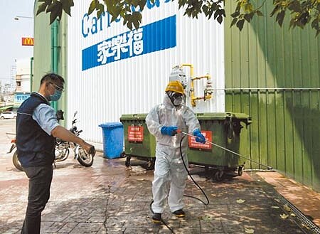 台中市環保局二度前往沙鹿家樂福等確診足跡處進行消毒,以減少民眾恐慌。(陳淑娥攝)