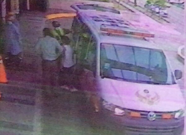 彰化縣一名男高中生21日下晚4點多翻牆闖進員林高中教室,持一把水果刀朝一名女學生肩部刺去,造成女學生血流如注,女學生被送醫救治,自己走下救護車就醫,無生命危險。圖/聯合報翻攝