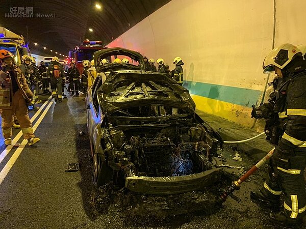 國3木柵隧道一早火燒車，火勢撲滅後只剩骨架。圖／台北巿消防局提供
