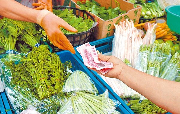 學者表示，紓困「發現金」對基層民眾的生活幫助最直接。（本報資料照片）