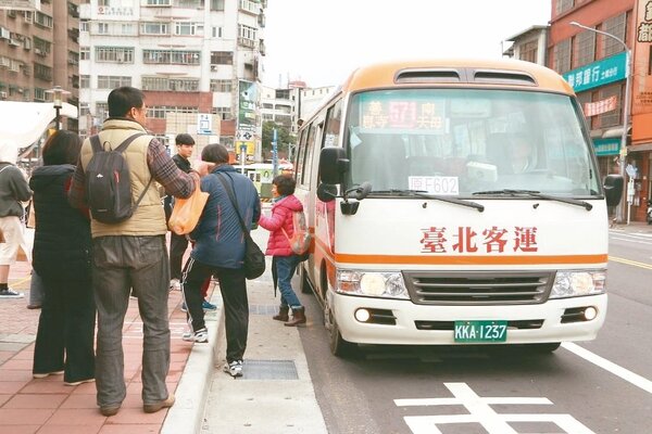 新北交通局盤點免費新巴士，第一階段敲定48條路轉型為收費公車。 圖／新北交通局提供