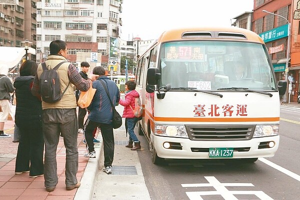 新北交通局盤點免費新巴士,第一階段敲定48條路轉型為收費公車。 圖/新北交通局提供