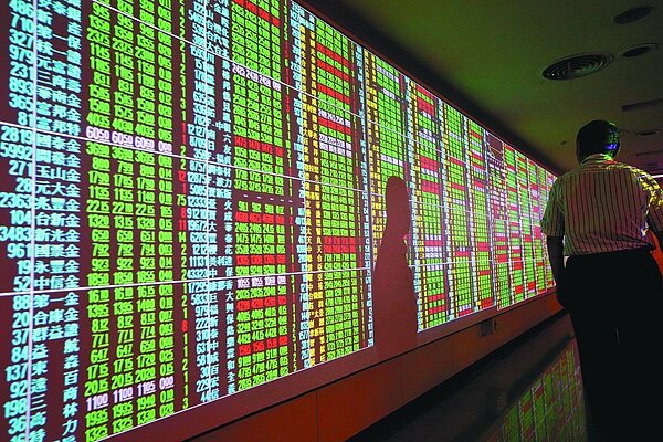 國際信評公司惠譽昨天調整台灣銀行業的產業與評等展望至負向。 圖/聯合報系資料照片