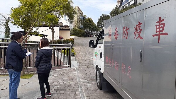 消毒防疫車至現場進行環境噴灑防止疫病傳播。圖/新北動保防疫處提供