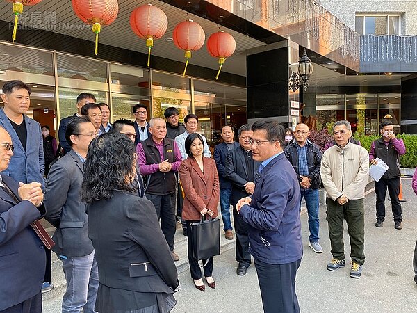 交通部部長林佳龍及觀光局副局長周廷彰出席座談會聽取業者建議。圖/觀光局提供