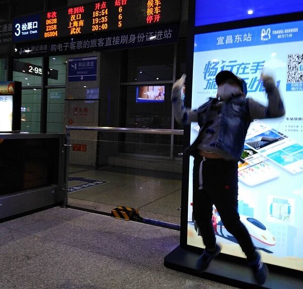 終於可以回家了，一名小男孩開心得蹦蹦跳跳地喊：「可以見到爸爸了」。湖北台胞返鄉救援會提供