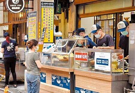嘉義市即日起全面規範「餐飲業者」與「熟食業者」一律戴口罩,如屢勸不聽,公告後就會依《傳染病防治法》開罰。(呂妍庭攝)