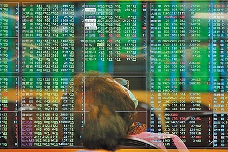 史上首見「負油價」,台股下跌298點,亞股也全數收黑。(本報資料照片)