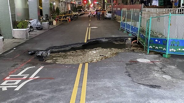 高雄愛河畔路面21日深夜坍陷,高雄市工務局初步勘驗,疑是愛河漲潮導致鄰近建築基地連續壁坍孔所 致。圖/讀者提供