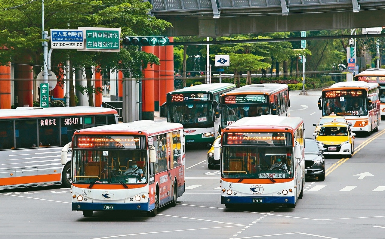 交通部近日研議，市區公車將比照國道客運三級制的補助，由中央每年要給地方政府的公共運輸計畫的經費來預支。記者林澔一／攝影