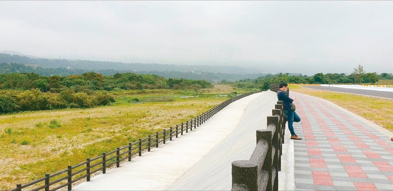 大漢溪崁津部落新建230公尺堤防完工,而且新增9公頃國有地。 記者鄭國樑/攝影
