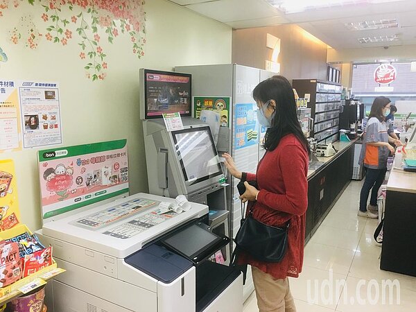 新冠疫情升溫,口罩成了民生必需品,政府推出「口罩3.0」,22日上午8點啟用,民眾帶著健保卡前往4大超商插卡就可預訂口罩。記者張世杰/攝影