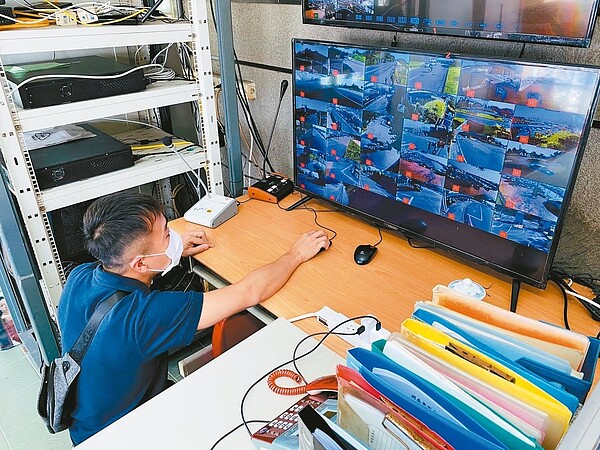 新北市農業局透過即時監控影像及停車場容量管制漁人碼頭人車潮。 圖/新北市漁業處提供