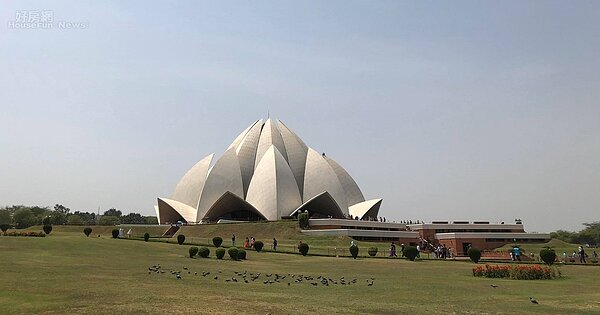 印度的蓮花寺同樣以蓮花為造型。圖/唐主桂攝