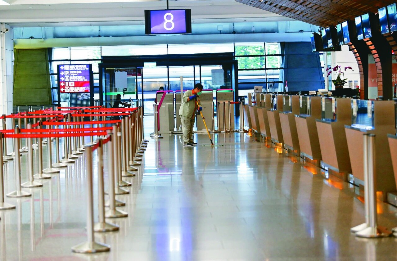 桃機旅客服務中心因「接待」主管之子,疑致同仁染新冠肺炎,引發輿論撻罰。觀光局今訂定機場接待新規,強調未來需要3天內提出接待申請單,經單位主管核可後才可以接待。聯合報系資料照