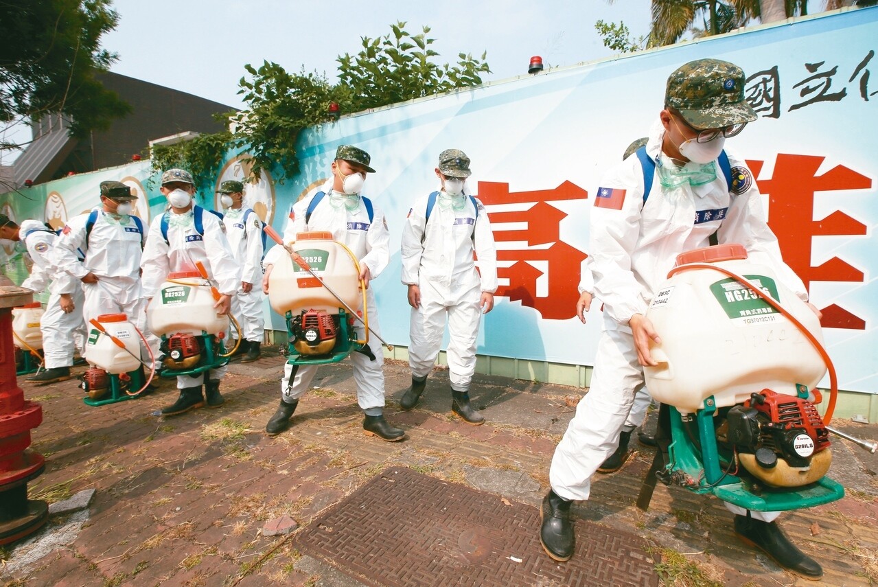 海軍敦睦艦隊染疫讓左營軍港附近人心惶惶，國軍上午出動化學兵針對左營軍區外進行大消毒，以防堵疫情進入社區。 記者劉學聖／攝影