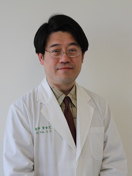 中國醫藥大學附設醫院血液腫瘤科主治醫師葉士芃表示,多發性骨髓瘤是一種血癌,最常見的症狀為骨頭疼痛。圖/葉士芃提供