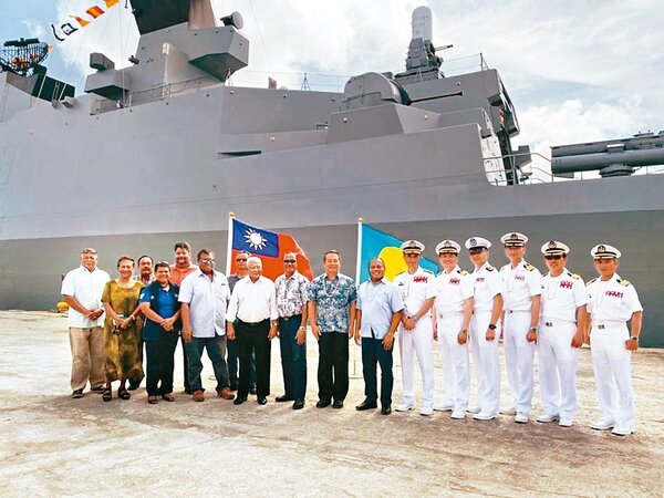 敦睦艦隊日前造訪帛琉時，與帛琉副總統Raynold Oilouch（右七）合影。 圖／取自駐帛琉大使館臉書