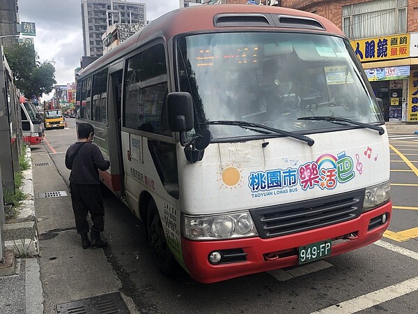 桃園市交通局規畫將裁撤蘆竹區3條免費公車路線，引起不少民怨，其中首波裁撤L301路線，將於5月1日停駛。圖／市議員劉勝全提供