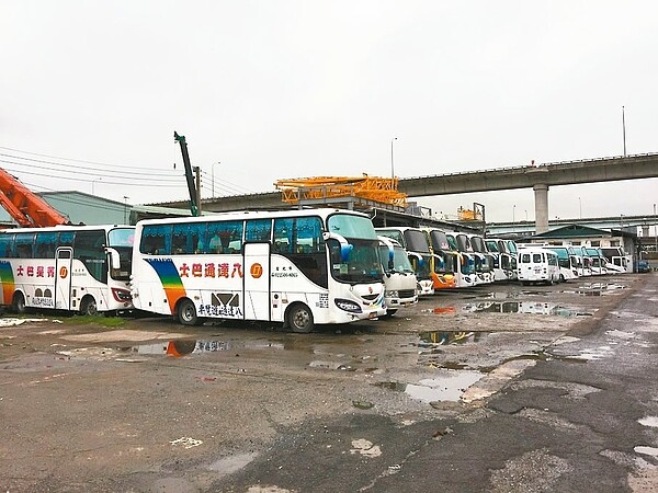 新北市新億起重公司上月申請「停車場及附屬設施使用」,昨天審議通過,成為五股垃圾山首件核准合法停車場類別申請案。 圖/新北市交通局提供