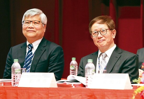 台積電董事長劉德音（右）與總裁魏哲家去年酬金同步調升至2.93億元，也有24名高階主管領到5000萬至1億元不等的薪酬。圖／聯合報資料照