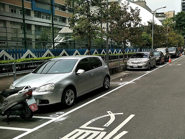 板橋區長安街251巷汽車格將從5月起收費,每半小時10元。圖/新北市交通局提供