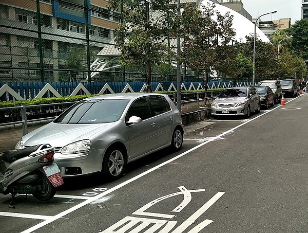 板橋區長安街251巷汽車格將從5月起收費，每半小時10元。圖／新北市交通局提供