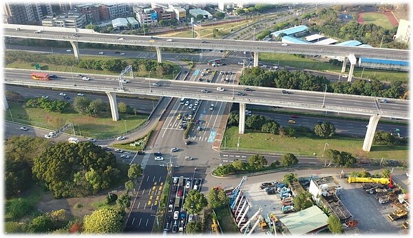 每到上下班時刻,林口交流道及平面路段可見大批車流。圖 / 洪孟楷國會辦公室提供
