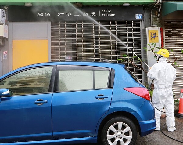 案401新增1處確診接觸場所為清水區咖啡店，台中市政府立即通知業者停業，並展開全面環境消毒。圖／台中市政府提供