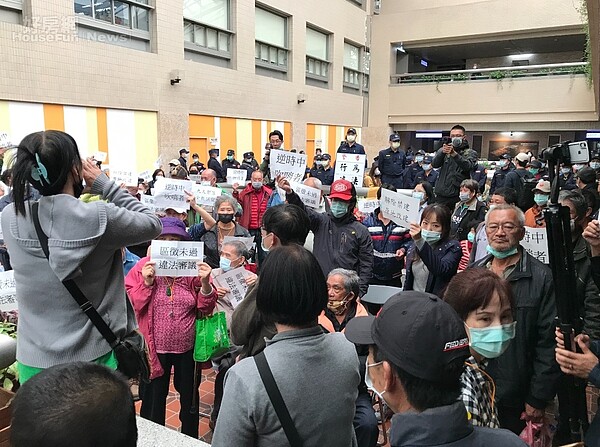 台北市都委會,4月23日下午審查社子島開發案細部計畫,大批社子島居民聚集在會場外。好房網News記者李彥穎攝