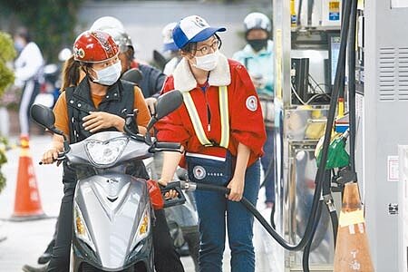 國際油價崩盤,西德州原油期貨竟跌至負值,國際油價低迷。以中油油價公式估計,下周每公升汽、柴油將分跌1、1.1元,圖為加油站員工工作情況。(張鎧乙攝)