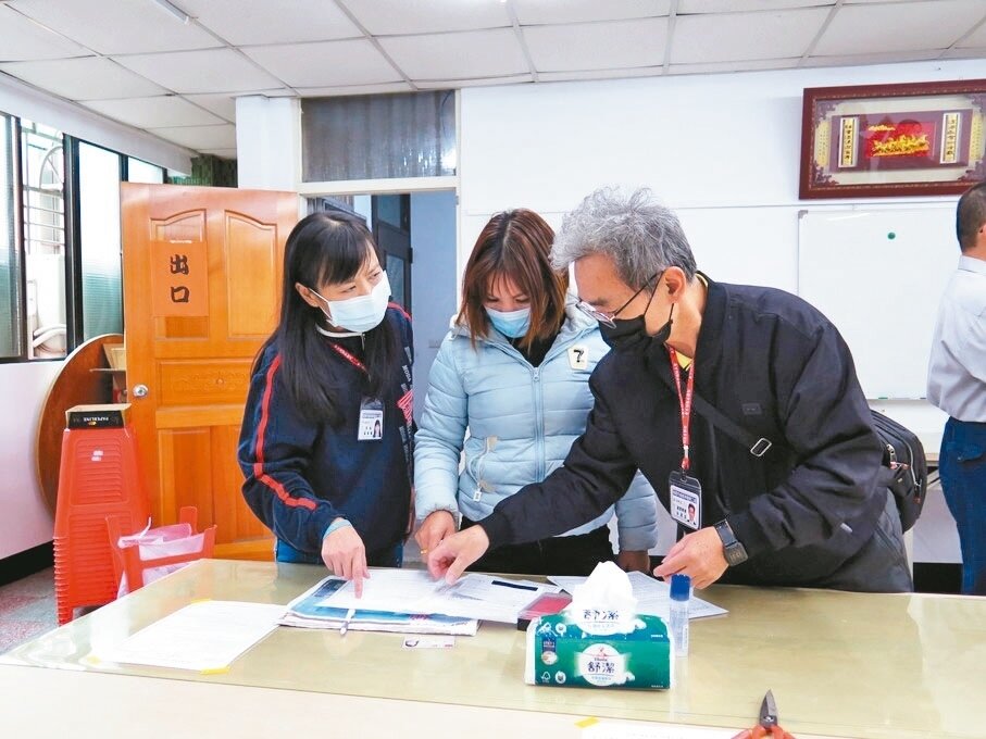 政府提供自營作業者或無一定雇主的勞工生活補貼,補助3個月共3萬元,不少人親自到工會申請。 記者張裕珍/攝影