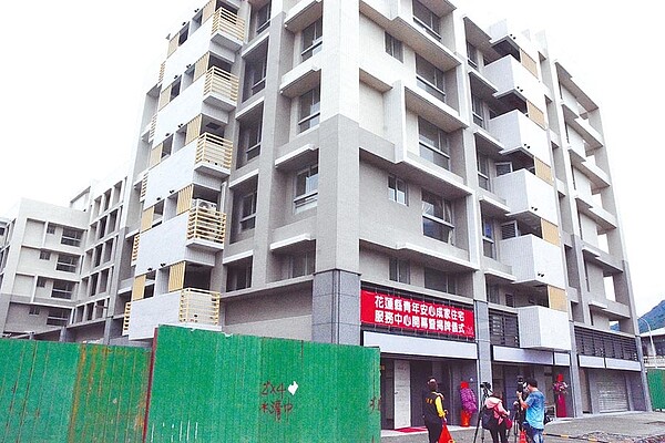 花蓮青年住宅鄰近學區、新秀地區農會、新城鄉公所,今年底可完工。(王志偉攝)