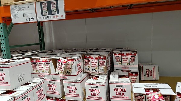 有網友好奇詢問「為什麼好市多的牛奶可以保存70天」,貼文一出立刻掀起熱議。圖/擷自facebook