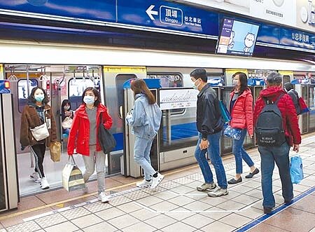 新冠肺炎疫情升溫，重創大眾運輸業，載客量慘跌，北捷3月運量遞減22.3％，營收減少約2.77億元，若疫情持續到8月底，虧損恐超過34億元，北捷將向中央申請紓困。此外，北市市區公車近日也將研擬營運補助方案。（本報資料照片） 