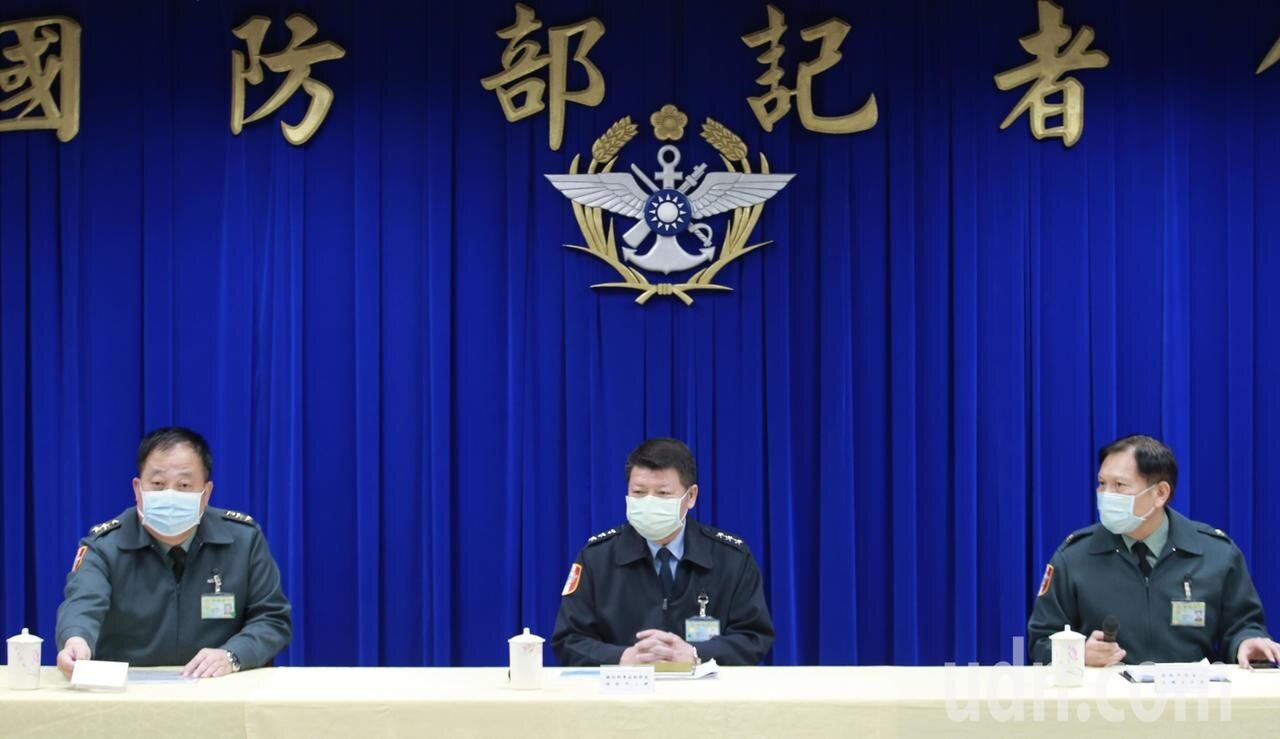 國防部今天召開記者會,由軍政副部長張哲平(中)、發言人史順文(右)、督察長室軍督處長胡瑞訓(左)等人共同出席,他們拿出艦隊相關文件檔案,說明整起事件過程。記者許正宏/攝影