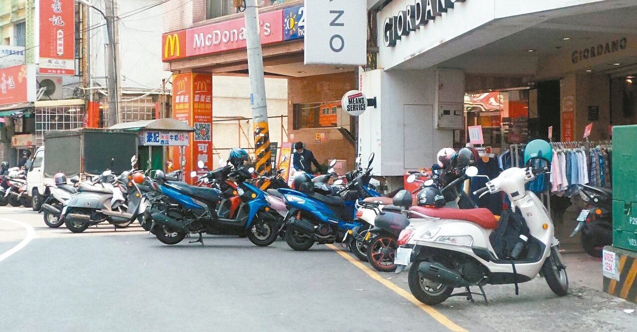 違規停車情況常見,在今年第一季交通檢舉案占總數一半以上。 記者林保光/攝影