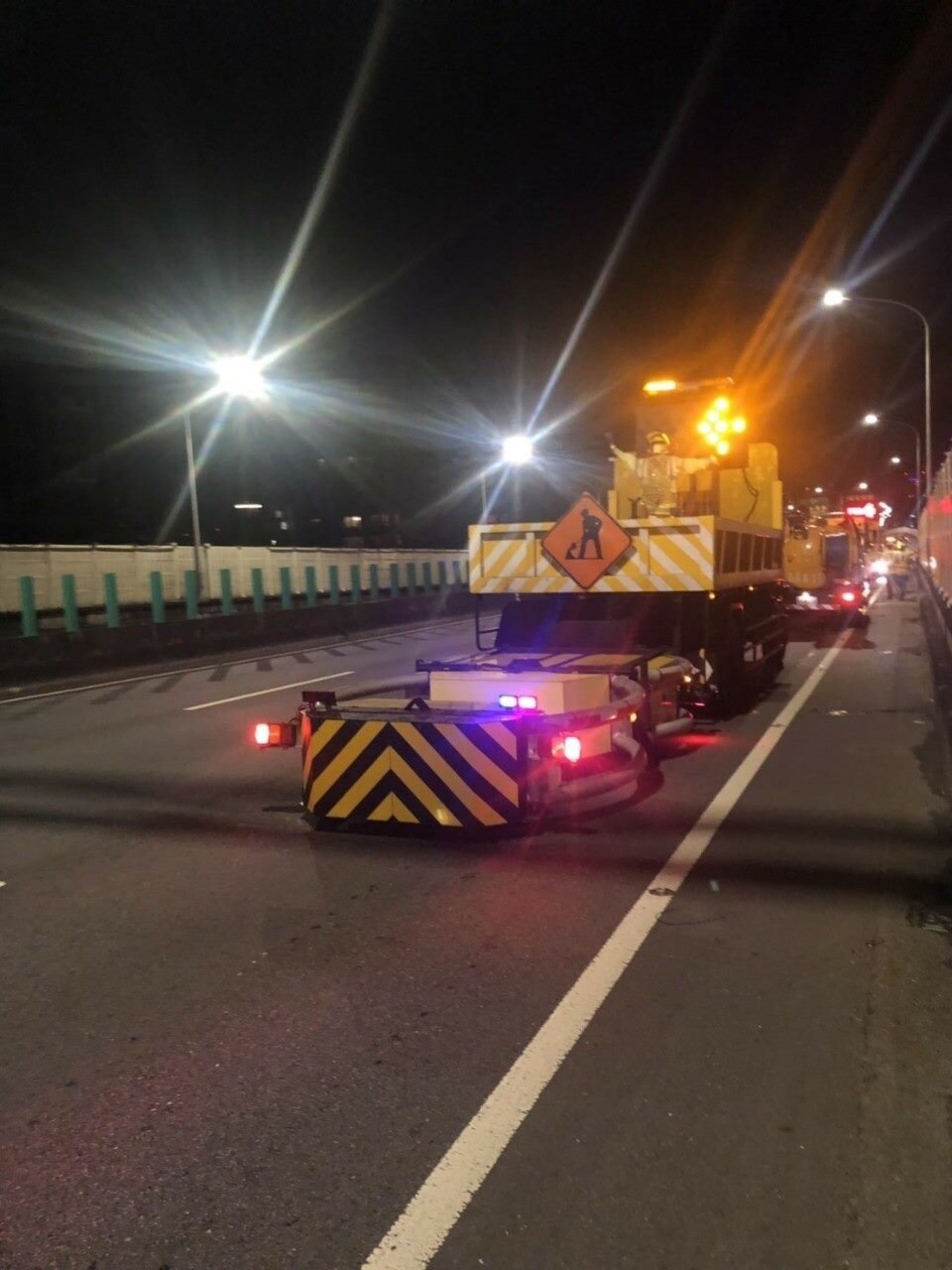 北市環保局每年定期清疏高架道路,以免垃圾及塵土阻塞高架道路洩水孔,影響排水功能及道路交通。圖/環保局提供