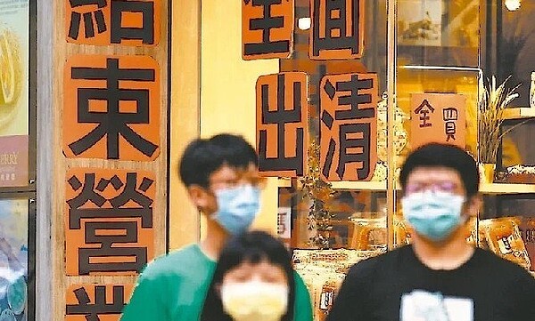 圖為西門町某食品業者撐不到紓困，貼出告示準備結束營業。圖／聯合報系資料照片