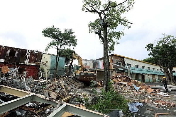 汽車旅館業者「貝多芬」響應新北市府計畫,已自行拆除部分違章建築 。圖/新北市政府新聞局提供